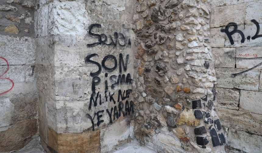 Çifte Minareli Medrese'ye Spreyli Saldırı: Hukuki Süreç Başlıyor!