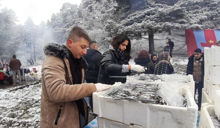 Kar altında hamsi festivali! 2 ton hamsi tükettiler