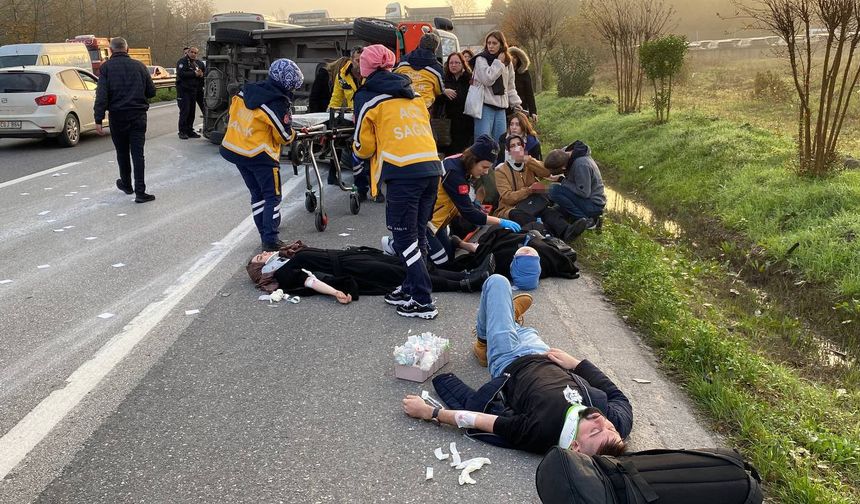 Kocaeli'nde dehşet kaza: Otomobil yolcu minibüsüne çarptı! 17 yaralı