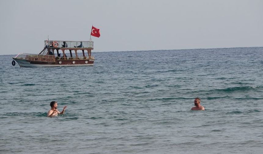 Mersin’de Aralık ayında denize girdiler!