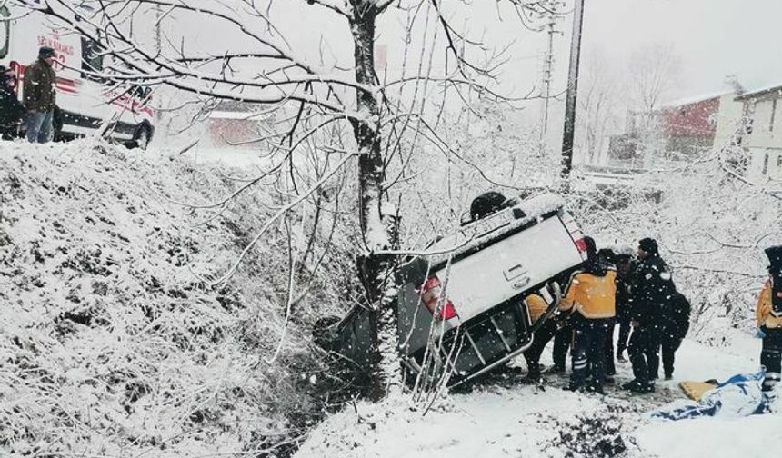 Ordu Ünye'de Kar Yağışı Nedeniyle Meydana Gelen Trafik Kazasında Yaralanan Çift Hastaneye Kaldırıldı