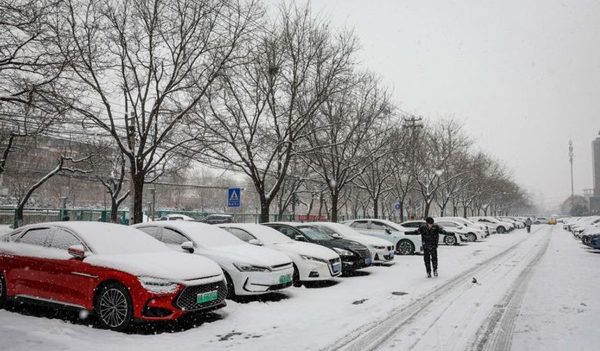 Pekin'de kar yağışı hayatı olumsuz etkiledi