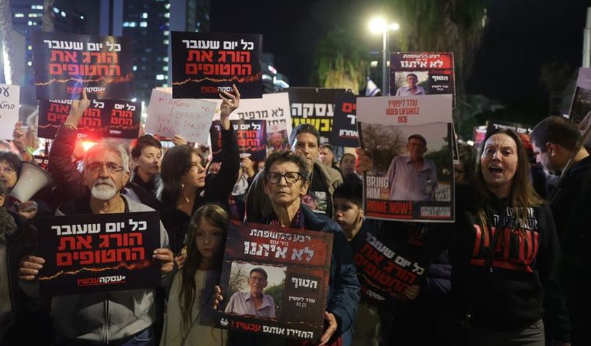 İsrailli esir yakınları Tel Aviv'de protesto düzenlediler