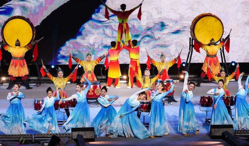 Çin'de 2024 Yılı Renkli Kutlamalarla Karşılandı