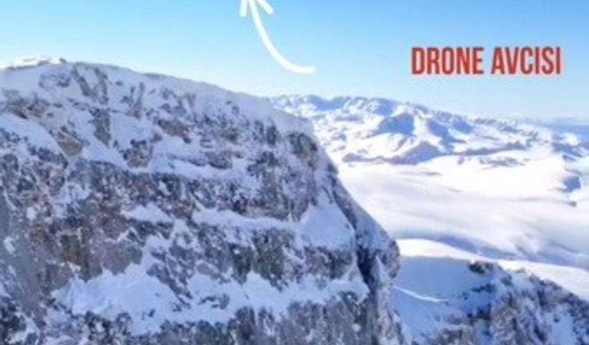 Kartal dağ keçilerini görüntüleyen dronu böyle avladı
